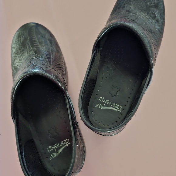 DANSKO Embossed Clogs (Womens 38) - Picture 7 of 9